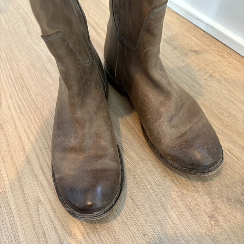 ** FRYE 77534 Paige Tall Boots Sz 5.5 Riding Taupe Leather Motorcycle Distressed - Picture 9 of 10